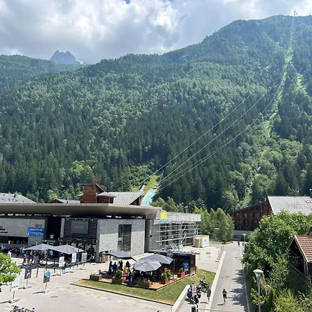 L'aiguille, Au Pied Des Telecabines *